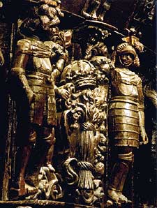 Скульптуры по борту